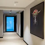 Black F Tower - Serviced