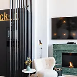 Black F Tower - Serviced