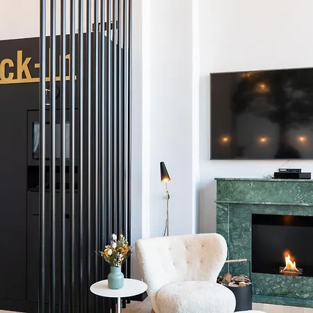 Black F Tower - Serviced