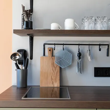 Black F Tower - Serviced