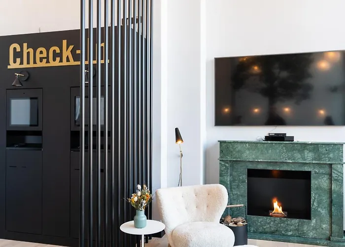 Black F Tower - Serviced